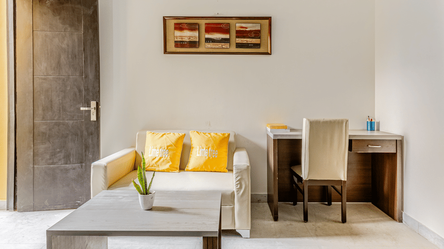 Room with a sofa and a corner table at Lime Tree