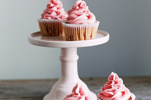 alt-text 4 cupcakes kept on display