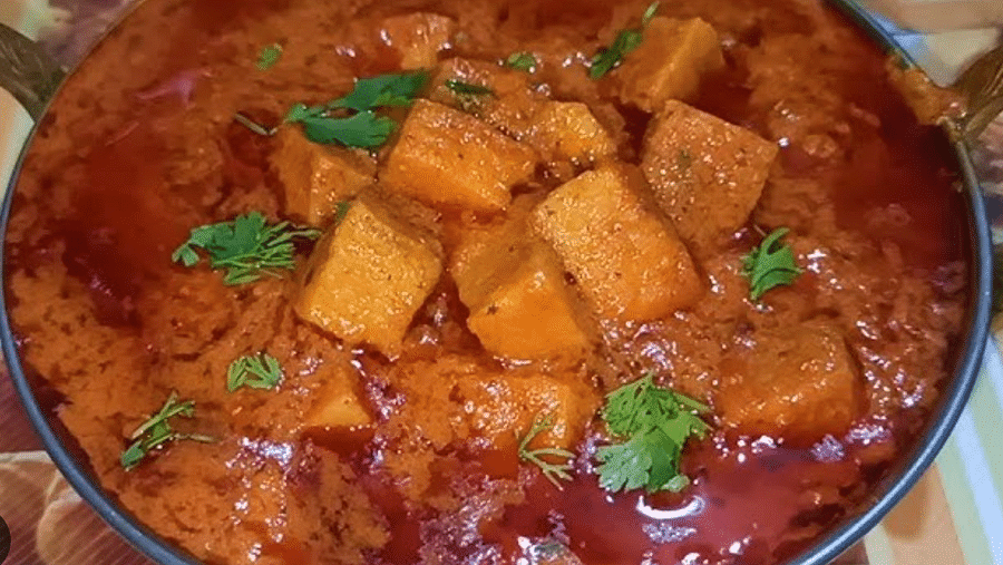 Zimikand Ki Shahi Gilawat served in rich gravy, garnished with fresh coriander for an appealing finish.