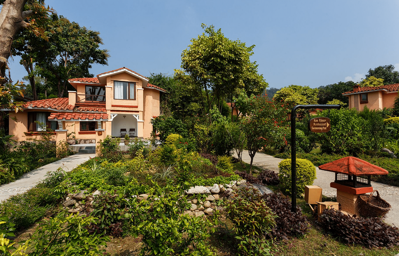 An image of a villa with many rooms and cottages amidst the trees - The Riverview Retreat,  Corbett qu2h5v