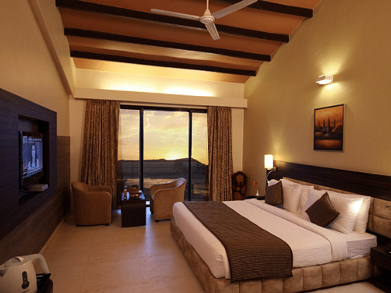 1564138308970Suite Bed Room