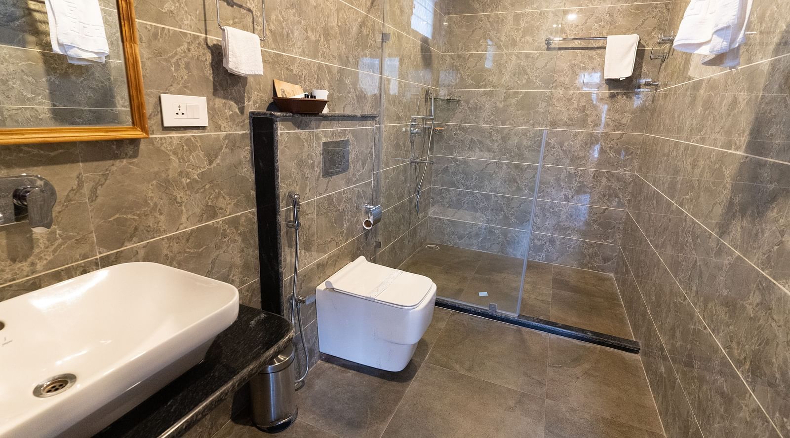 A image of Deluxe rooms bathroom I Avianna Gangtok Prime Hotel & Spa