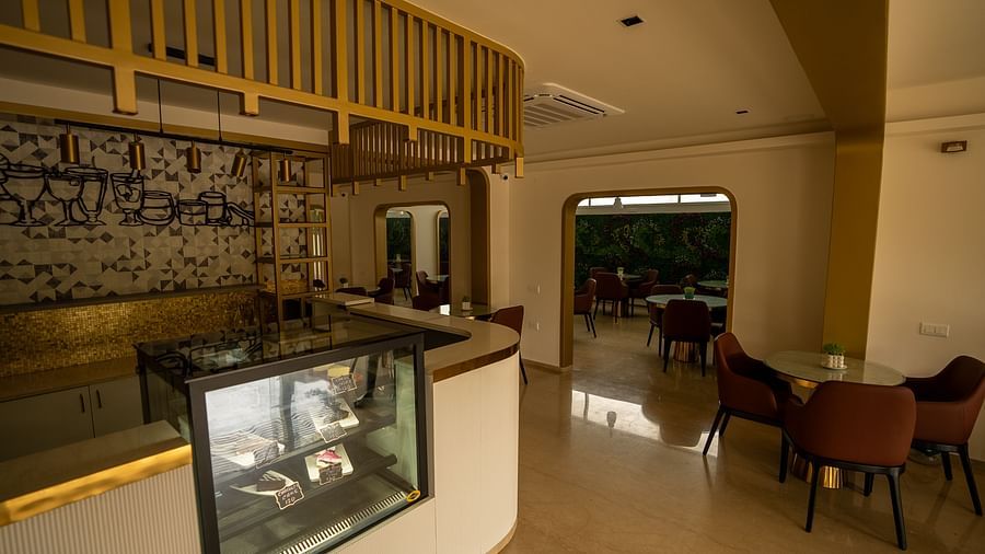 A picture featuring the indoor dining area with the counter - VRR Astoria Hotel and Conventional Centre