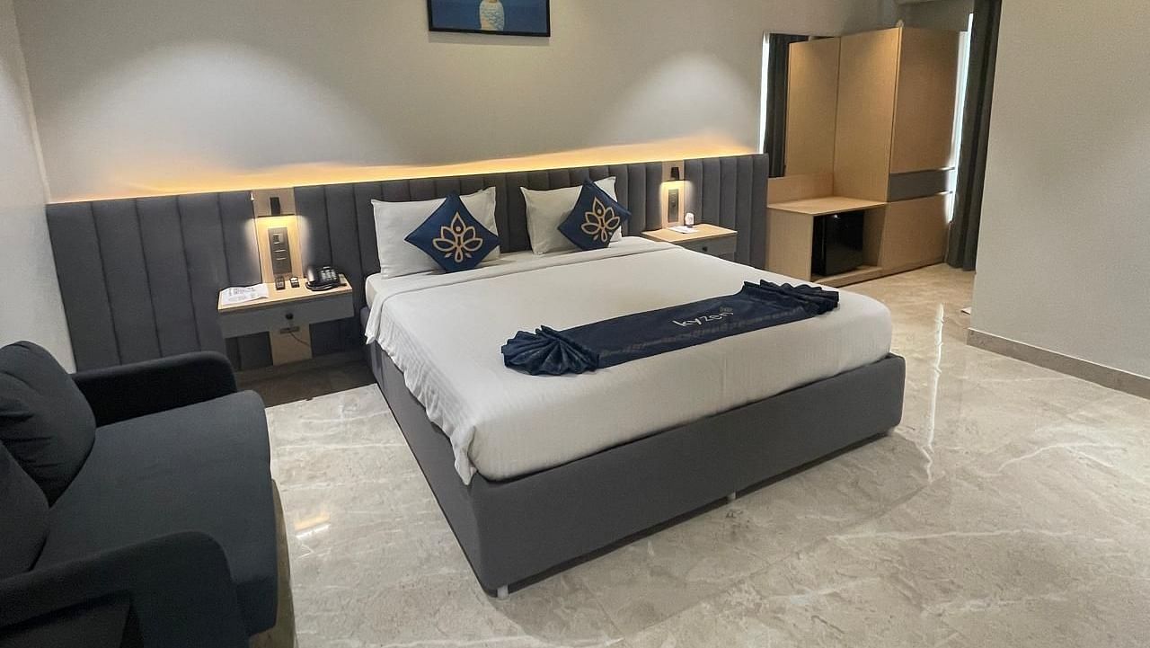 Suite with cosy seating area and king size bed at Hotel Kyzen