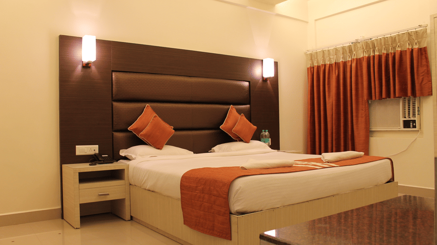 Executive Room featuring a double bed with side tables, lamps and headboard at Hotel Shompen