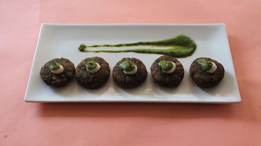 alt-text Cutlets on a plate with green chutney on the side