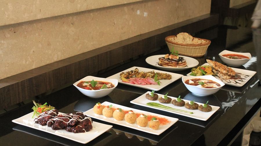 alt-text Starters and main course ready to be served