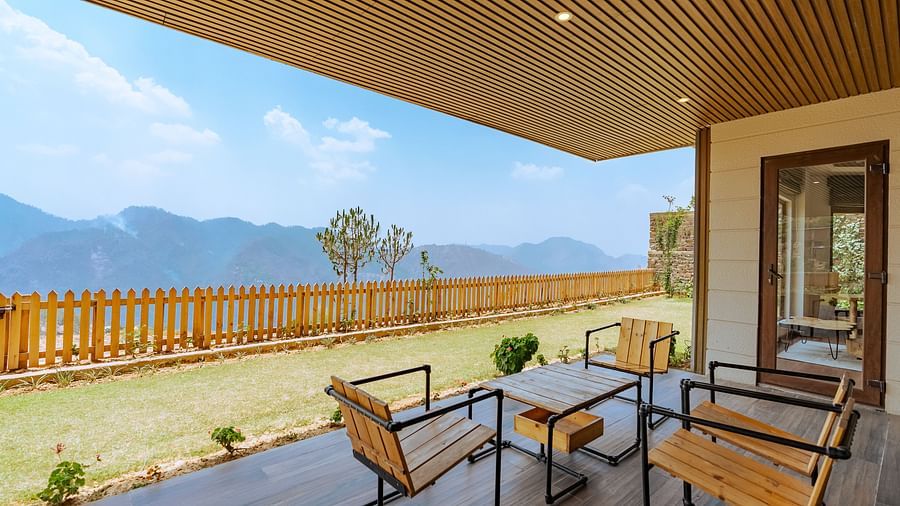 alt-text Executive Apartment with Lawn - 11