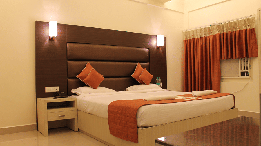 Executive Room featuring a double bed with side tables, lamps and headboard at Hotel Shompen