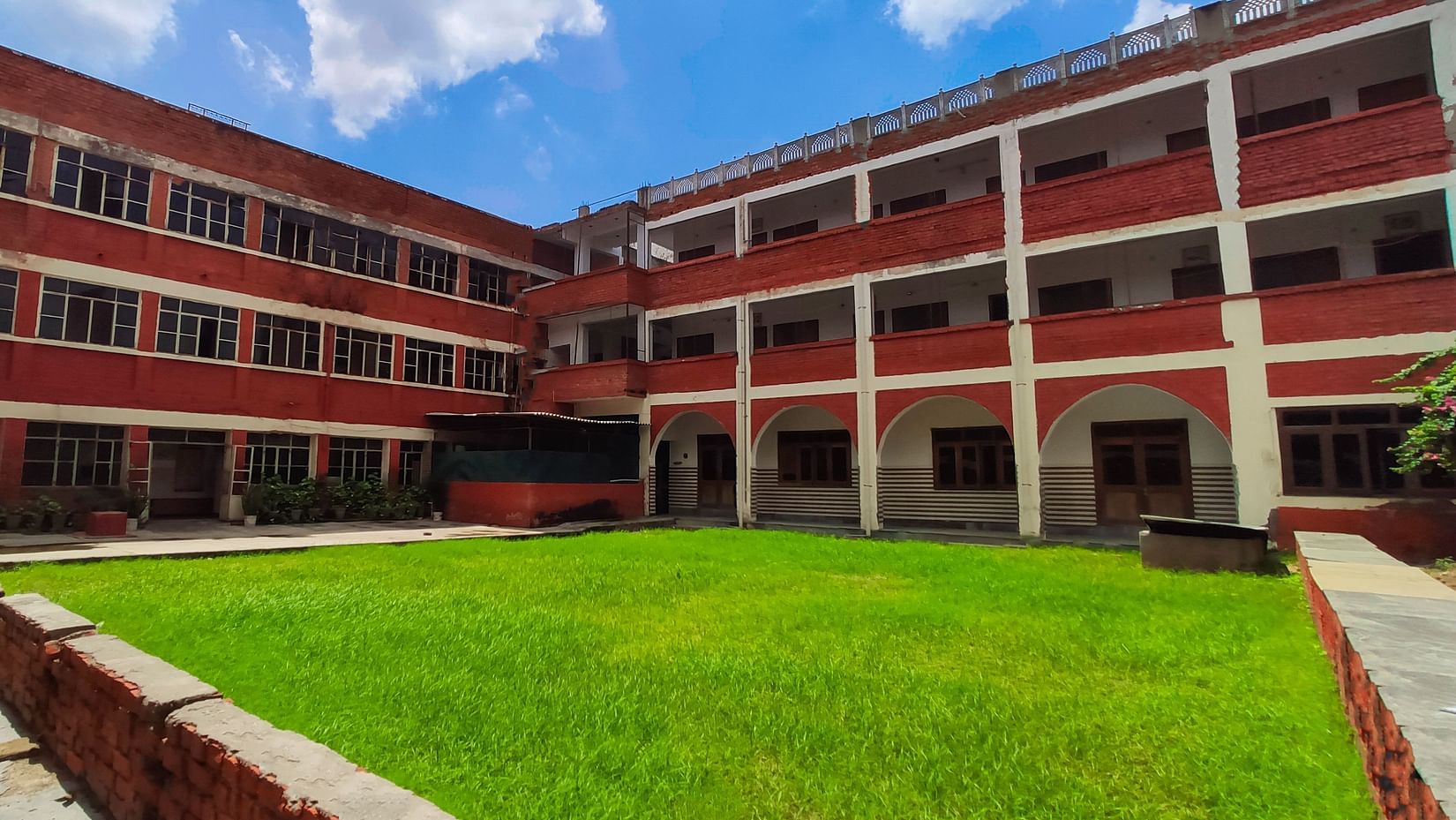 Facade image of a hotel with lawn in front - Hotel Goverdhan, Agra