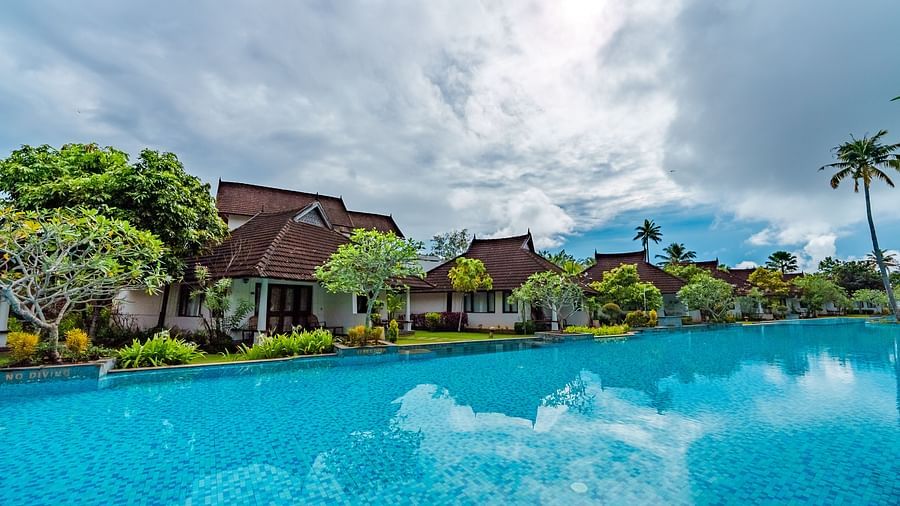 Rhythm Kumarakom - rooms in front of the swimming pool