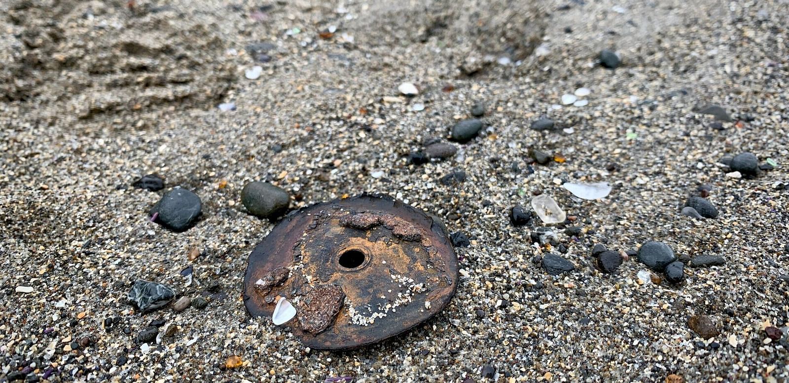 An image of a beach side where various stuffs are laying which visitors left behind
