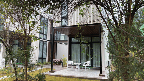 Facade view of Klub Karma Karma Kove Suite with two chairs and a table in view - Karma Lakelands.