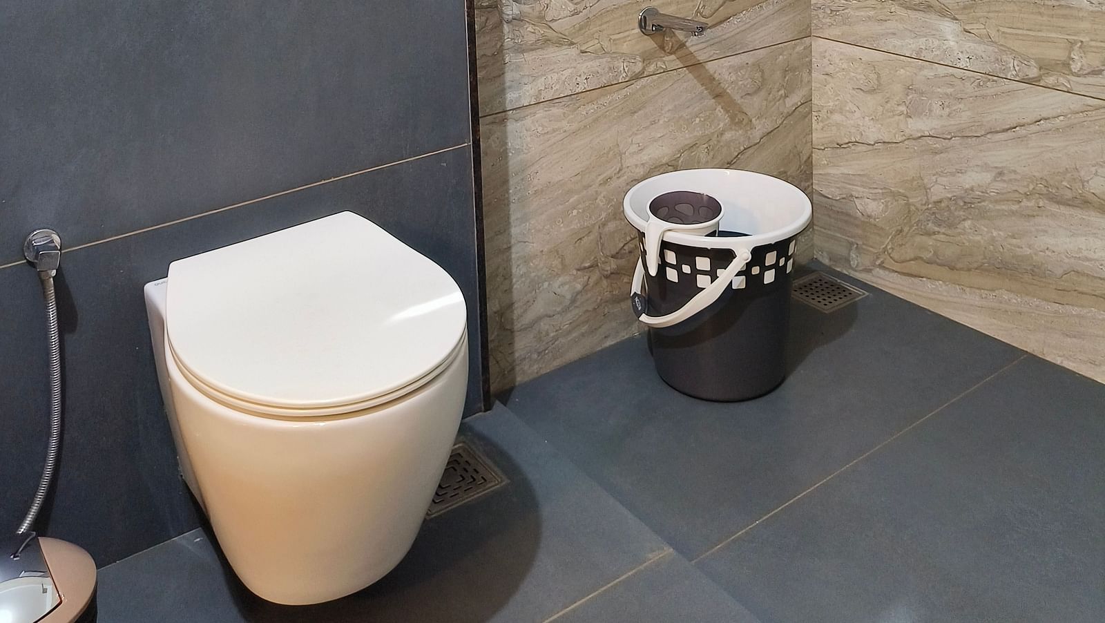 Another angle of the W/C in the washroom of 101 non-ac room at Ananda Holiday Home, Wayanad 5