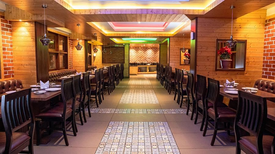 Front view shot of the restaurant featuring the walking area in the middle with tables linned in the corner at Sumitel, Sanderling.