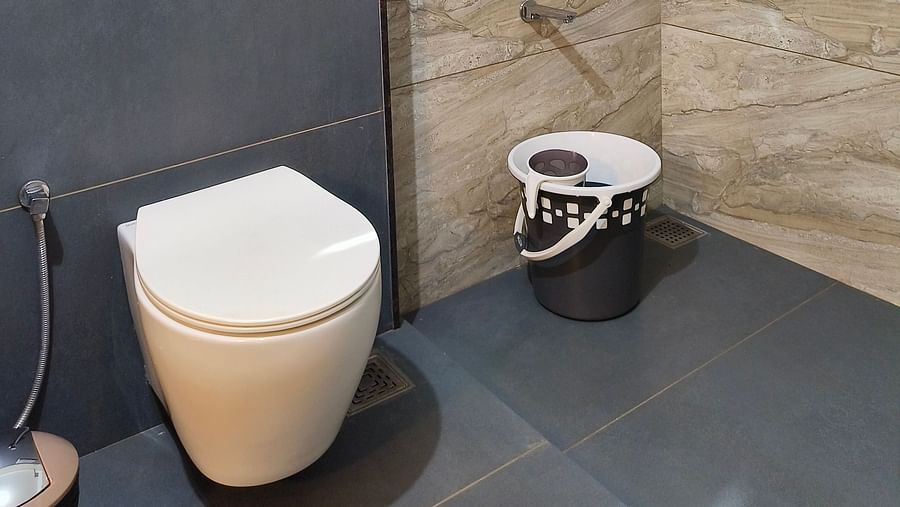 Another angle of the W/C in the washroom of 101 non-ac room at Ananda Holiday Home, Wayanad 5