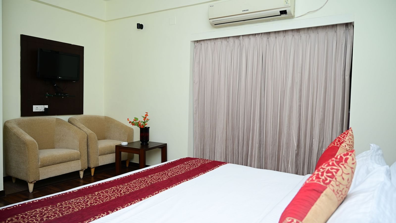 Image of a bed and two sofas at the Executive Suite at Sterling Keys by TGI
