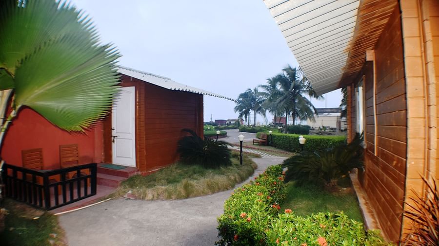 deluxe wooden cottages Mahodadhi Palace Beach View Heritage Hotel in Puri 3 nf95kc