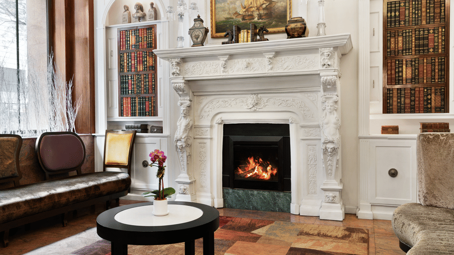 A lobby with a fireplace at Night Hotel Broadway