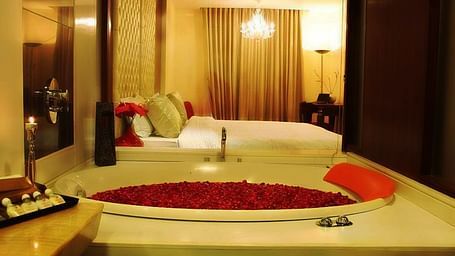 Suites in Paharganj, Aura Suite with Private Jaccuzi at Hotel Aura 1