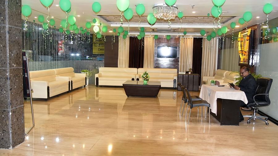 Lobby area with sofas and ballons on the ceiling at Hotel Green apple