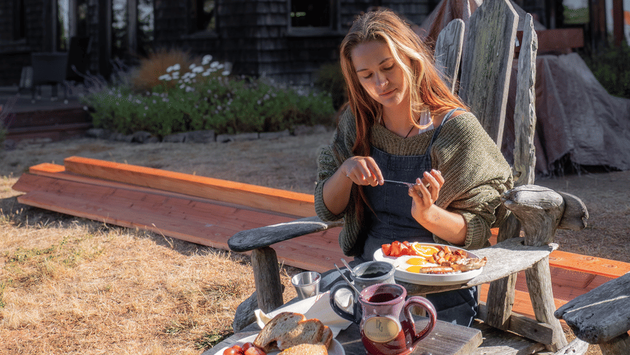 26-brewery-gulch-inn-outdoor-breakfast-picnic-table-inn-exterior