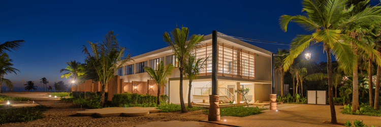 The view of the Luxury Room with Patio wing from outside