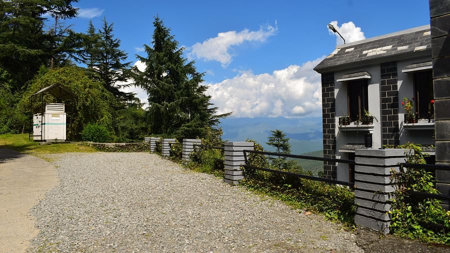 Charming cottage nestled amidst the mountains, offering breathtaking views of the surrounding landscape.