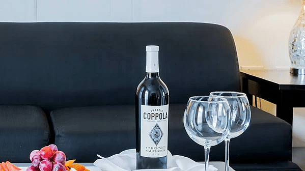 spanishcourt-roomsandsuites-intro-652fe4daedbbf (1)