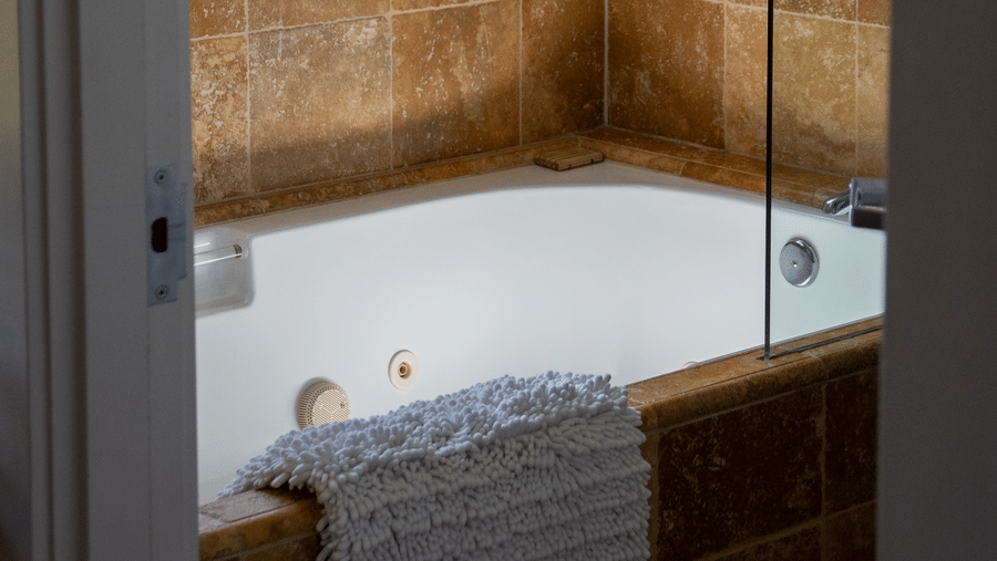 13-brewery-gulch-inn-guest-bathroom-soaking-tub-glass-shower