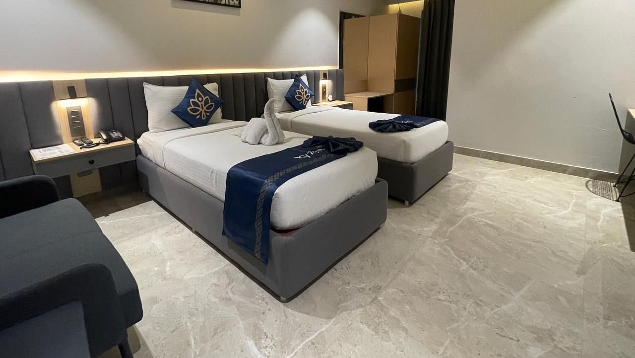 Suite featuring twin beds and contemporary decor at Hotel Kyzen HiTech City – Your Zenly Stay