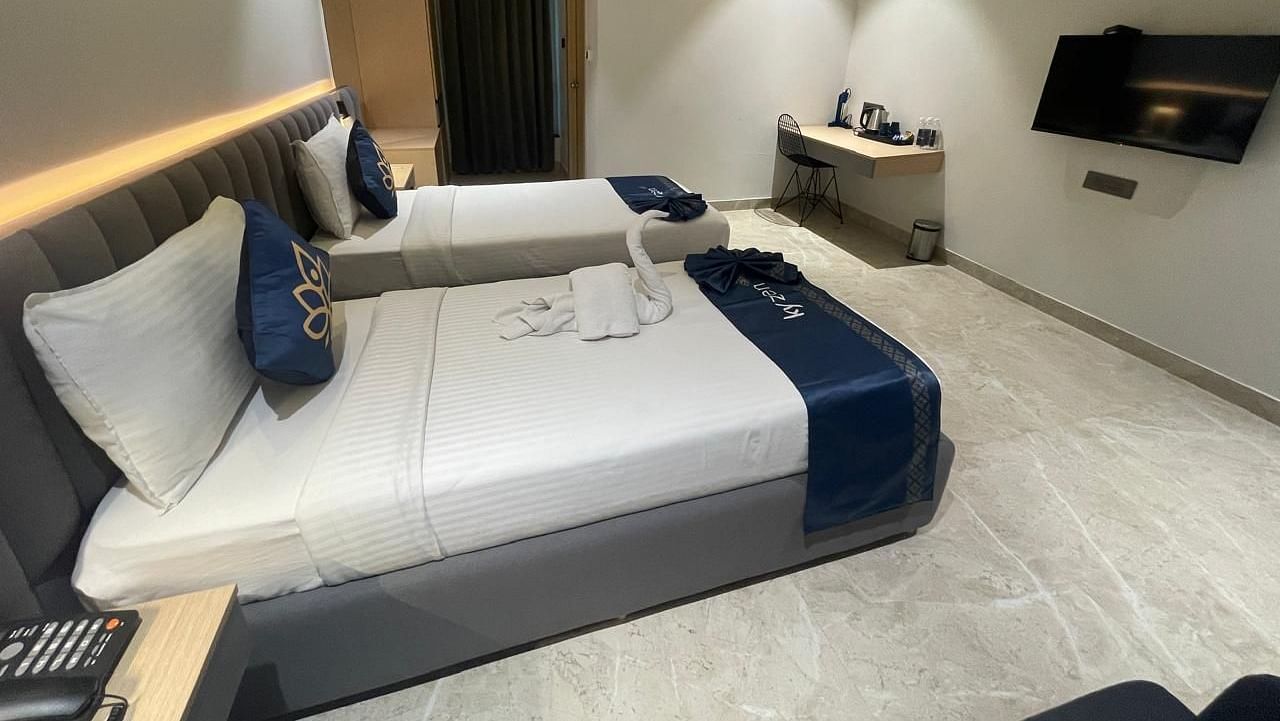 View of a cosy suite with twin beds and a minimalist design at Hotel Kyzen HiTech City – Your Zenly Stay
