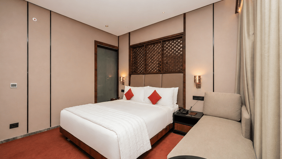 Loom room Ni Central Park with a king bed and additional window lounge sofa.