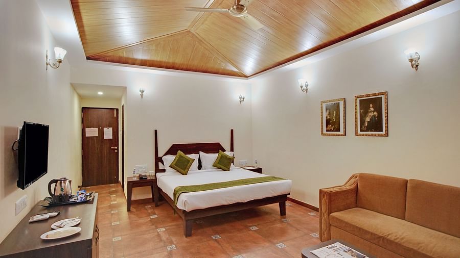A double bed with sofa in Majesty room at Rahi Forest View