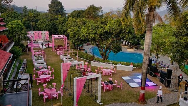 alt-text Bird's-eye view of a poolside wedding reception with tables and chairs.
