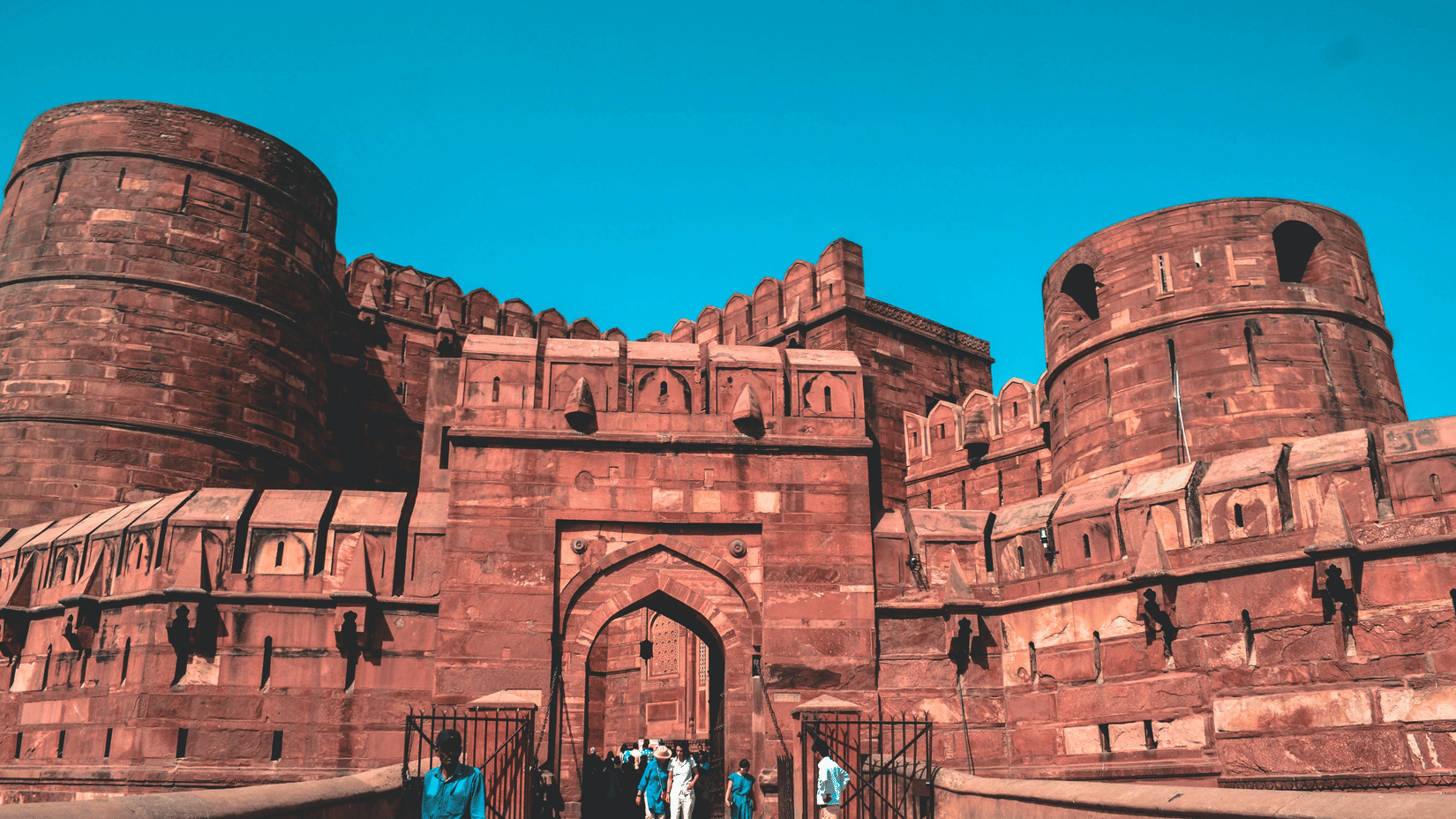 An image of Agra Fort from the entrance