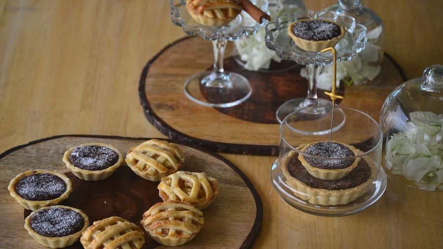 a plate of apple pies - polo floatel kolkata