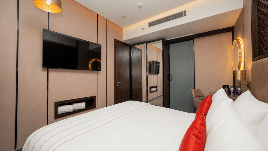 Loom room showing wall mounted TV and king size bed at Ni Central Park.
