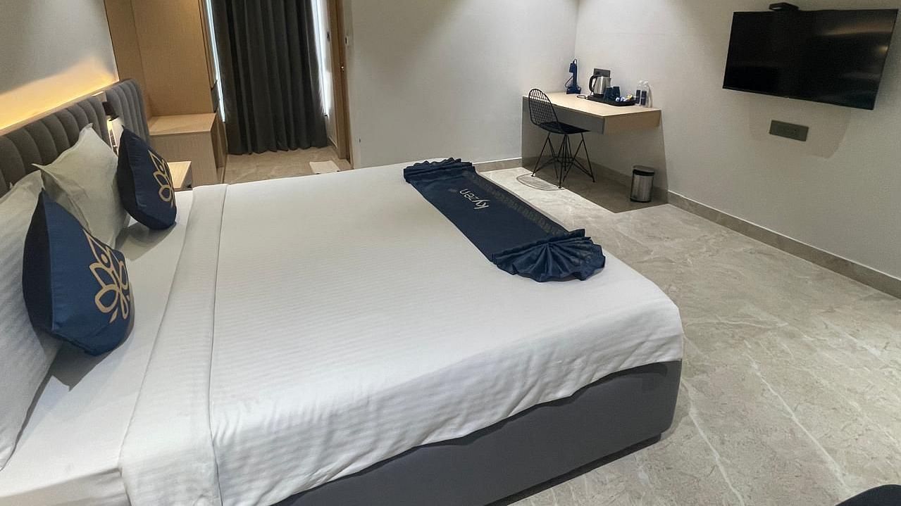 Suite featuring a king size bed and TV at Hotel Kyzen HiTech City – Your Zenly Stay