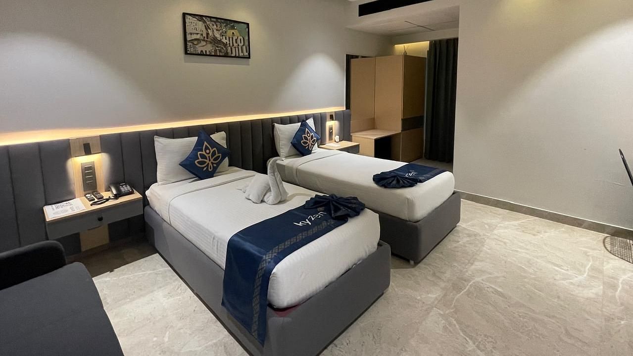 Suite with stylish decor and twin beds at Hotel Kyzen HiTech City – Your Zenly Stay