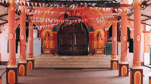 image of a courtyard in a temple with several pillars in the way