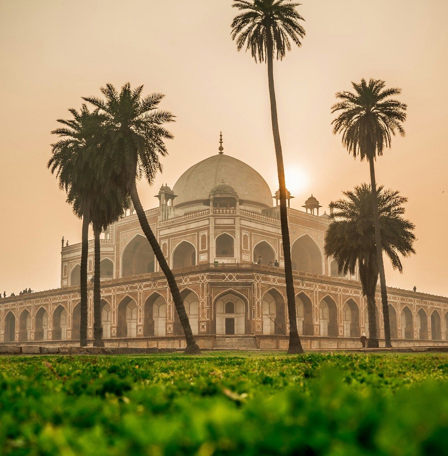 image of the humayun tomb, delhi