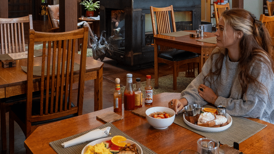 22-brewery-gulch-inn-great-room-breakfast-mural-and-fireplace