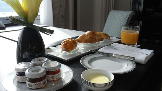 room service_Cosy grand hotel Rk Puram_Hotel Near JNU