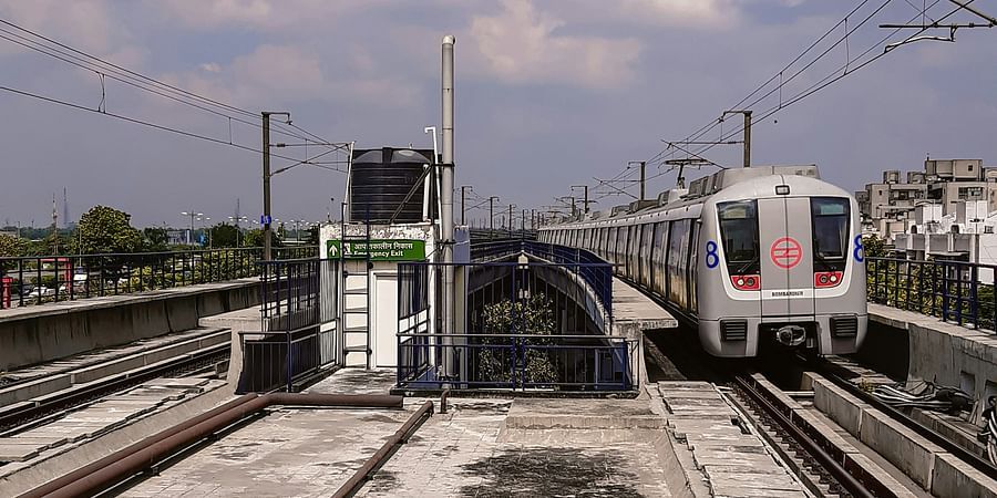 alt-text Metro train approaching the platform 