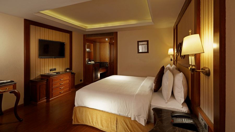 Room with a king size bed and elegant interiors at Hablis hotel Chennai.