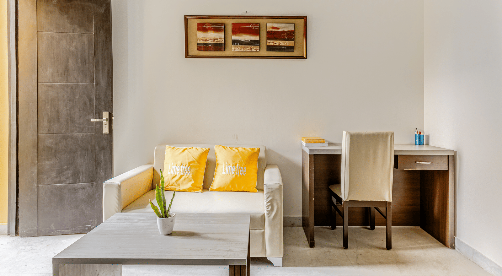 Room with a sofa and a corner table at Lime Tree