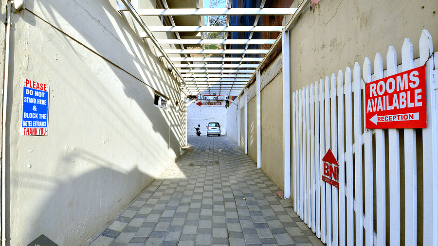 The sign at the hotel entrance advertising available rooms and directing guests to the reception - BN Tourist Home, Ooty