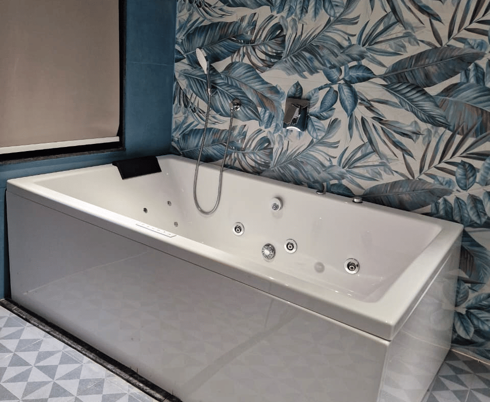 suite-with-jacuzzi-1