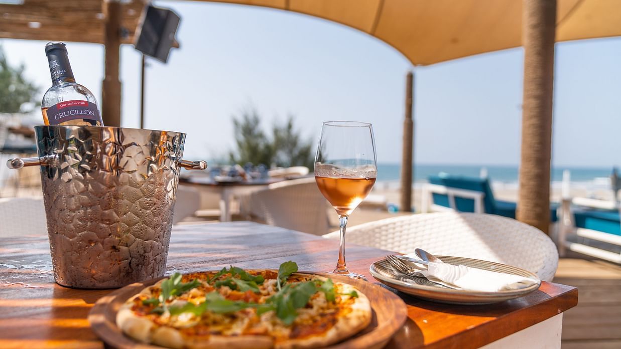 Restaurant in Morjim, Living Room Beach Resort 16